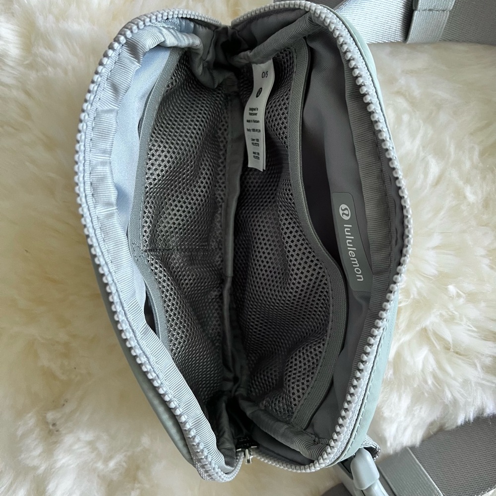 💗 NWOT Lululemon Everywhere Belt Bag - Silver Drop 💗 - Picture 3 of 6